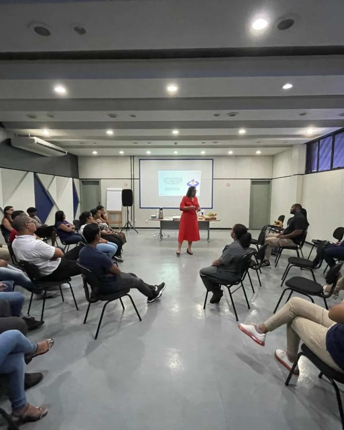 Dra. Ana Paula Teixeira conduzindo roda de conversa em auditório