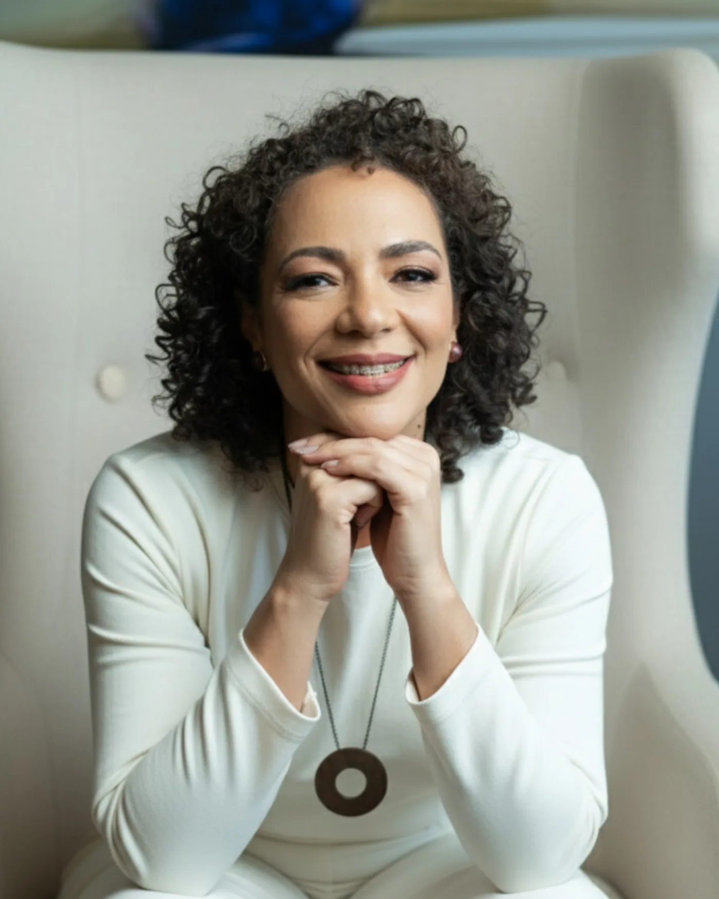 Retrato da Dra. Ana Paula Teixeira, médica do trabalho e pesquisadora em saúde ocupacional, em ambiente claro e acolhedor